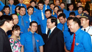 Chủ tịch nước Trương Tấn Sang với các đại biểu thanh niên tiên tiến làm theo lời Bác. Ảnh: NGUYỄN KHANG (TTXVN).